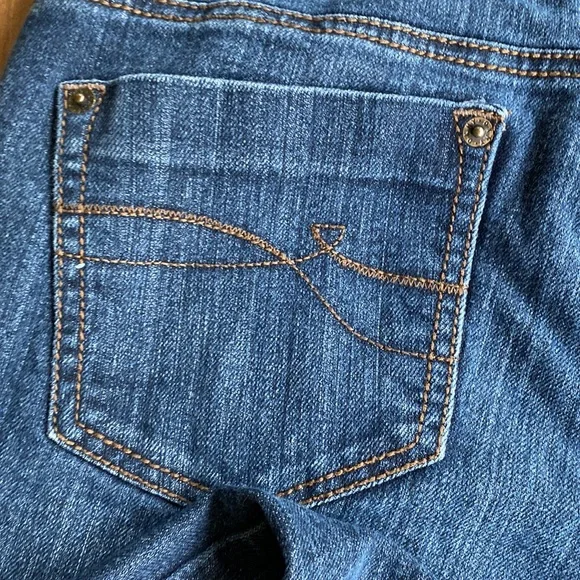 Women’s DKNY Wide Leg Cropped Jeans. Size 8. Like New. - Picture 7 of 10